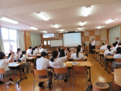 岡山県立津山商業高等学校での財政教育プログラムの様子