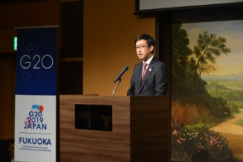  内閣府副大臣　田中　良生氏の写真