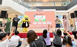 うんこお金ドリル生活編の問題を説明する出演者と手を挙げて答える子供の様子