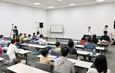 クエスト・オブ・ファイナンスを子供が受講している様子