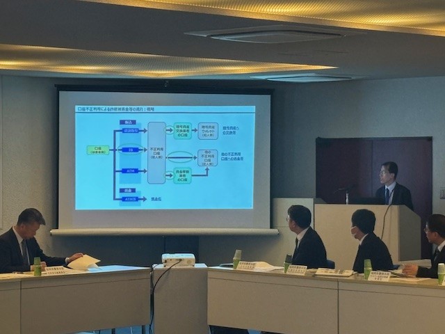 金融庁説明を聞く参加者の写真