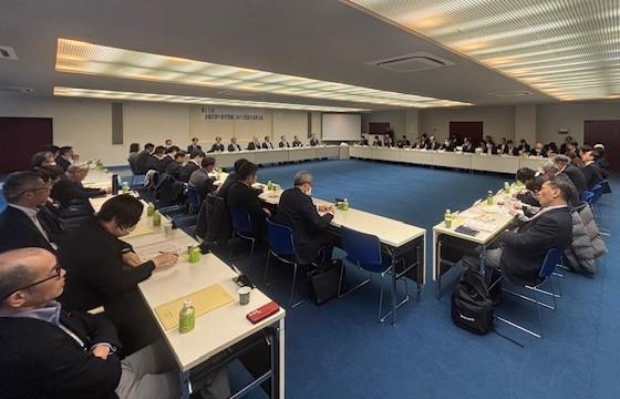 連携会議中の会議室全体の写真