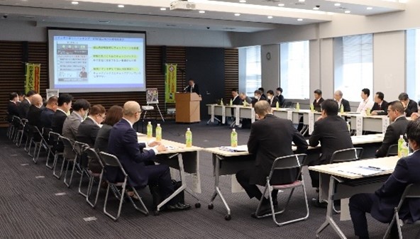 長崎県警から説明を受ける参加者の写真