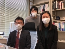 （左から）講師の杉澤課長、北大経済学部の三橋教授、北大卒の佐薙課員