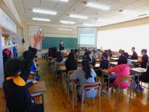 岩見沢市の1年間の救急車出動回数について講師が生徒にクイズを出している様子