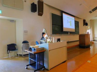札幌大学で金融リテラシーについて講義をする講師