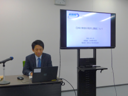 日本の財政の現状と課題について講義をする講師