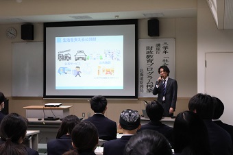 スクリーンに資料を投影しながら説明をする講師