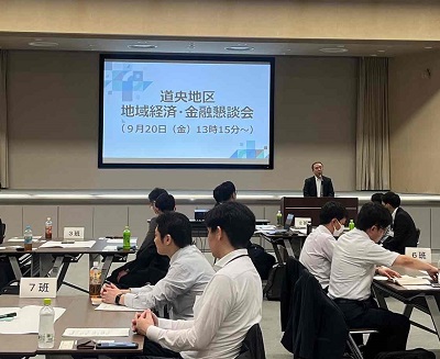 開催会場に集まり着席する参加者たち