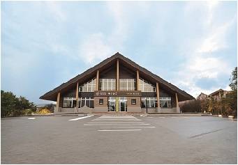 建物を正面から撮影した写真