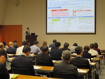 特別講演会で北海道の経済情勢の概要などについて講演をする北海道財務局長と参加者の様子