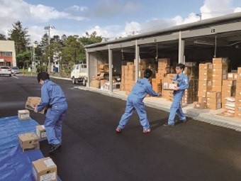 北海道胆振東部地震で支援物資を運ぶ職員の様子