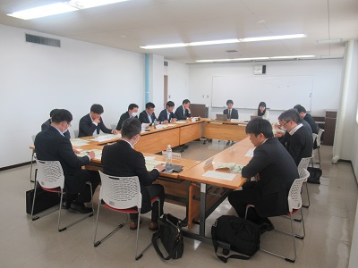 机上の資料を読み委員会の活動等について議論する参加者の様子