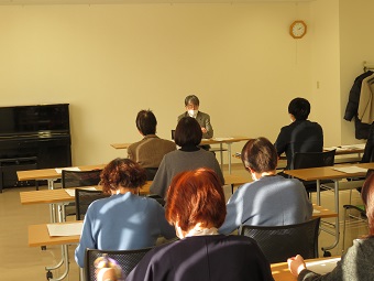 会場に集まり講師の説明を聞く参加者たち