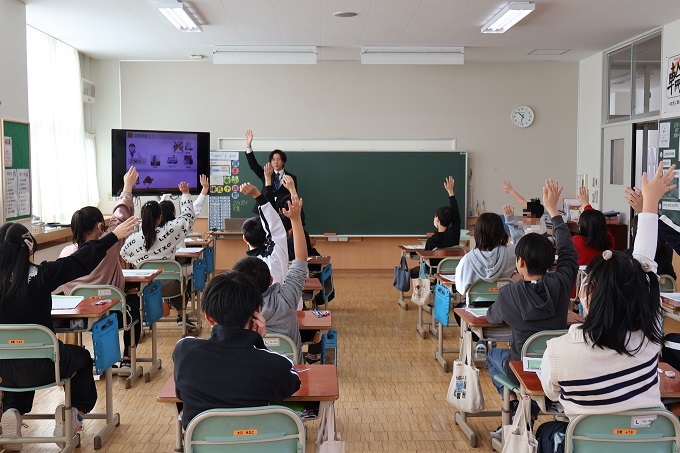 教室で講師の質問に手を挙げて答える生徒達（新篠津小学校）