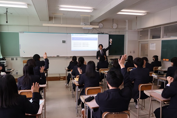 講師の出すクイズに手を挙げて答える生徒達