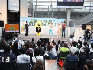 お笑い芸人が出題するクイズに答える参加者