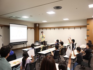 講師が出題するクイズに答える参加者たち