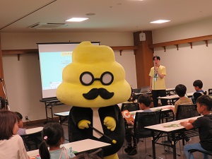 参加者にお金について教えているうんこ先生