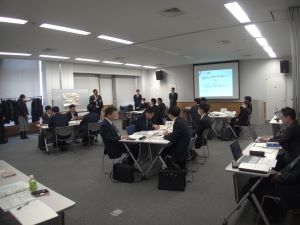 各グループで検討した内容を発表している参加者及びその発表を聞いている参加者の様子