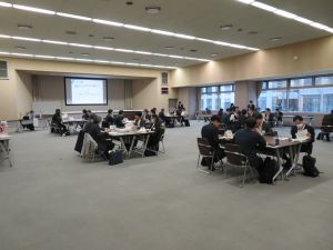 講師の説明を聞いている参加者の様子