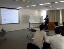 各グループで検討した内容を発表している参加者