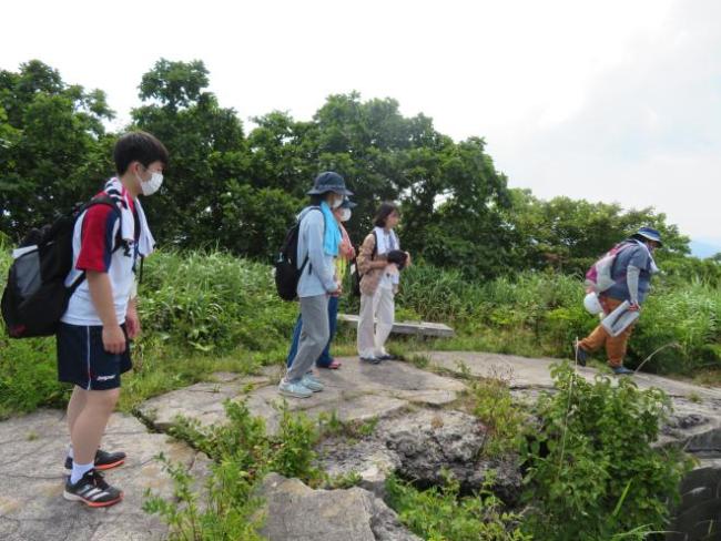入江山観測所跡を見学する生徒