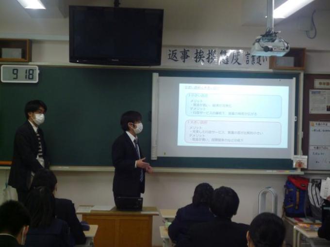 日本の財政について授業する大学生