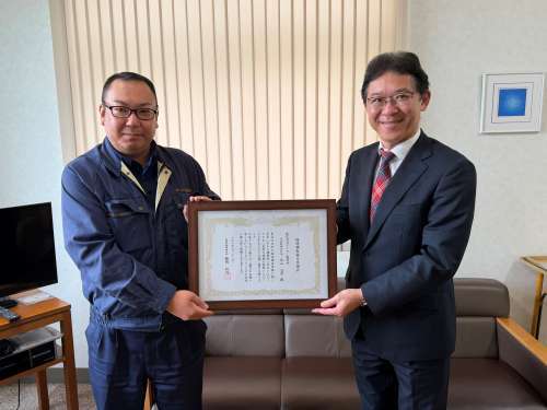 贈呈後に感謝状を掲げる代表取締役社長と所長