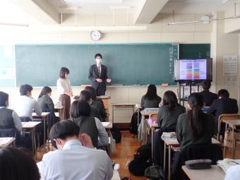 日本の財政について説明する講師と説明を聞く生徒