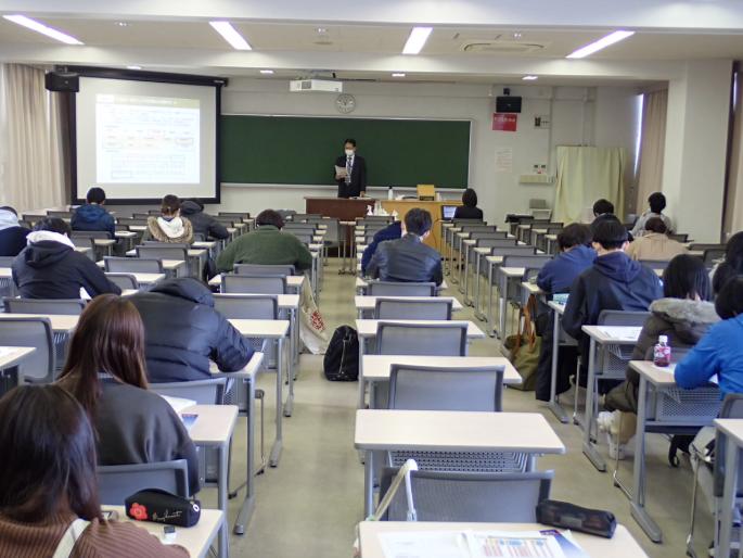 日本の財政について説明する講師と説明を聞く学生