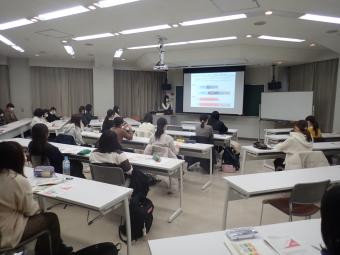 日本の財政について説明する講師と説明を聞く学生