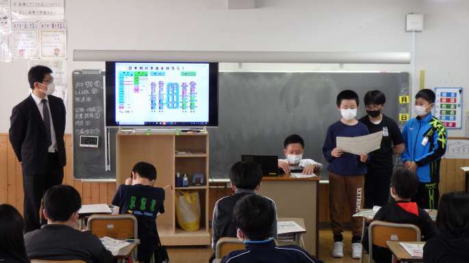 「作成した日本村の予算について発表する児童」の画像