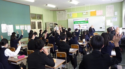 講師が出題したクイズに挙手で答える生徒たち