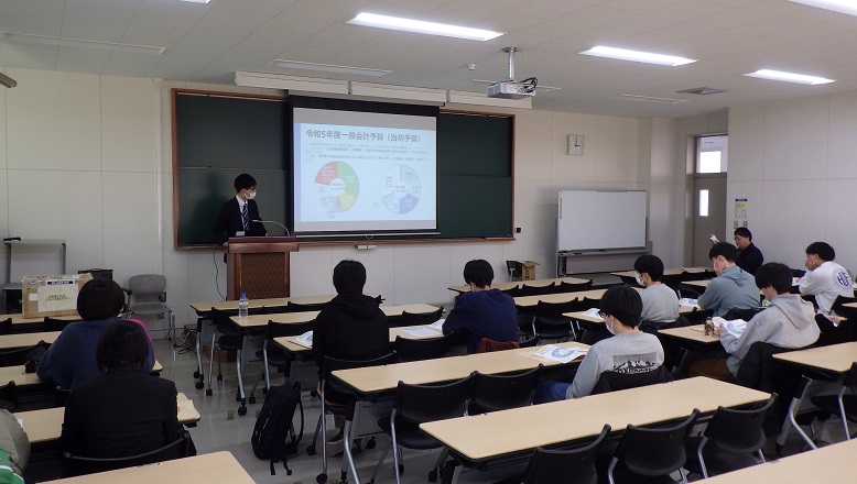 日本の財政について職員の講義を受ける学生たち