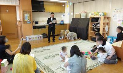 お子さんと一緒に講師の説明を聞く参加者たち