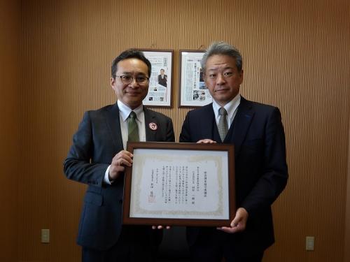 表彰状を掲げる帯広財務事務所長と帯広日産自動車株式会社社長
