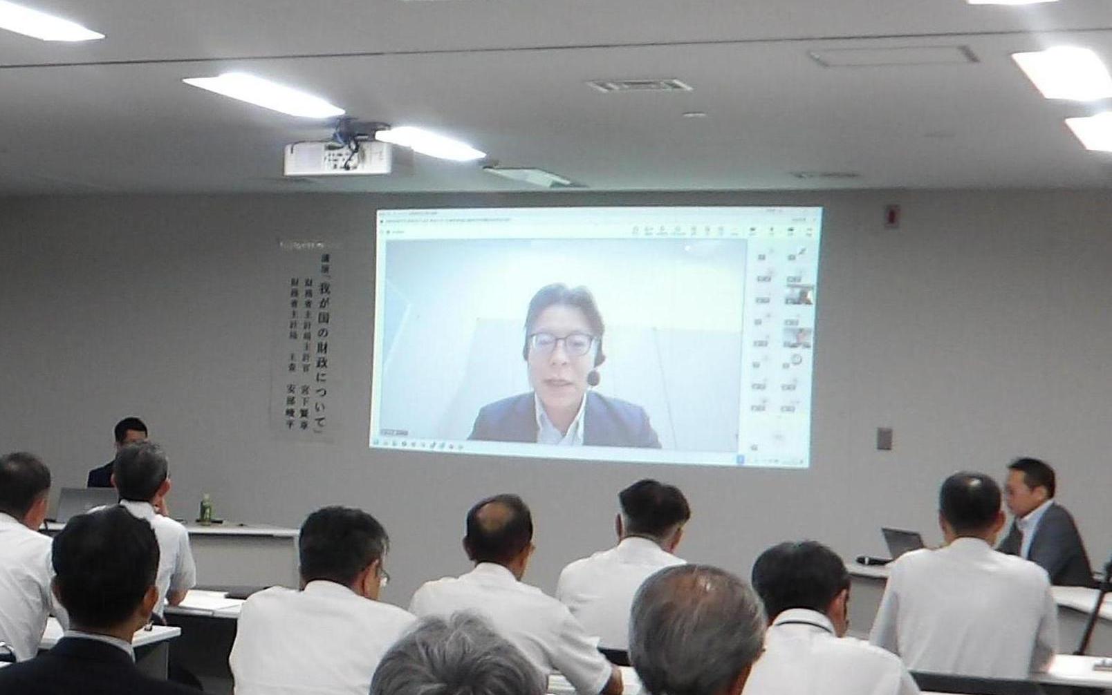 宮下主計官の財政講演の様子