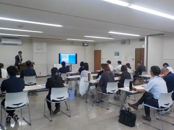 講師の説明を聞く職員たち