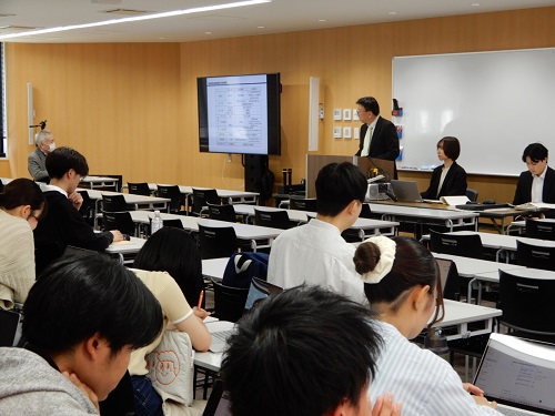 金融行政について説明している職員と受講する学生たちの様子