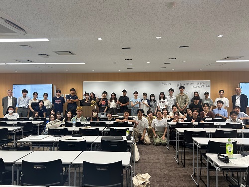 当局講師と受講した学生達との集合写真