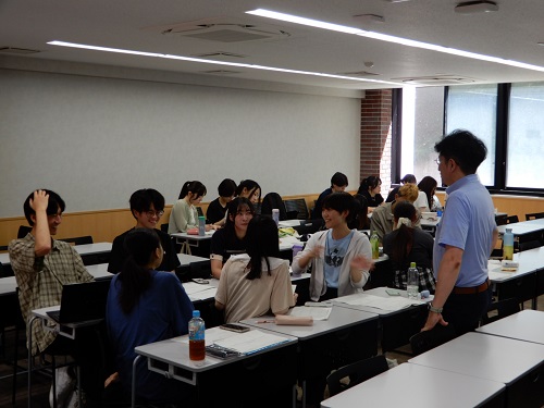 地域活性化の取組について議論する学生