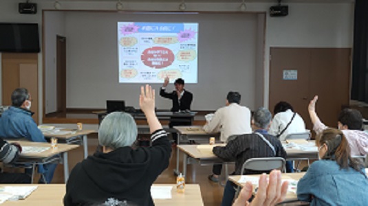 北海道財務局の講師から金融犯罪に対する事前の備えの重要性について聞く参加者