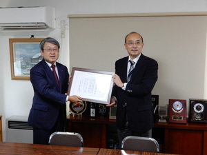 感謝状を中央に掲げている北海バネ株式会社代表取締役と小樽出張所所長