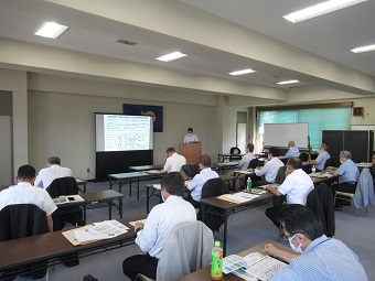 講師から日本の財政についての説明を聞く参加者