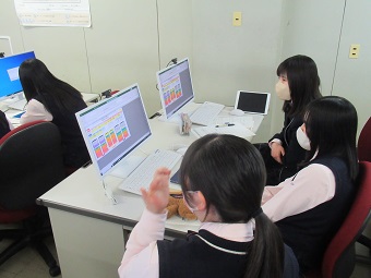 パソコンを用いて国の予算編成をシミュレーションしている生徒の様子