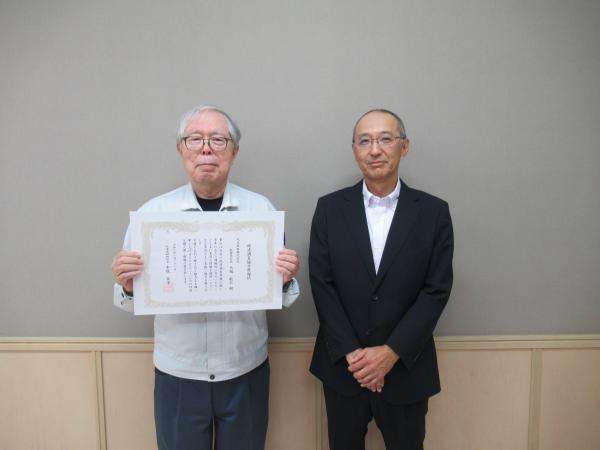 北海道財務局北見出張所長が、丸玉木材株式会社大越敏弘代表取締役社長へ感謝状を渡す様子