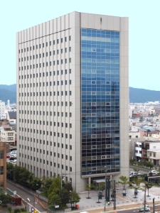 福井財務事務所が入居する福井春山合同庁舎の外観写真