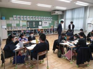 小松市立中海小学校で行われた財政教育プログラムで、グループに分かれて「日本村」の予算案を考える児童たちの様子