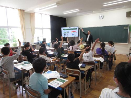 小松市立蓮代寺小学校で行われた財政教育プログラムでの講義の様子